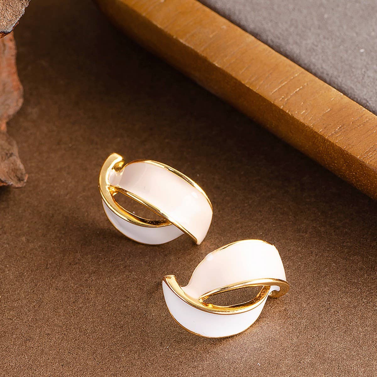 ENAMEL SILVER NEEDLE C-SHAPED EARRINGS