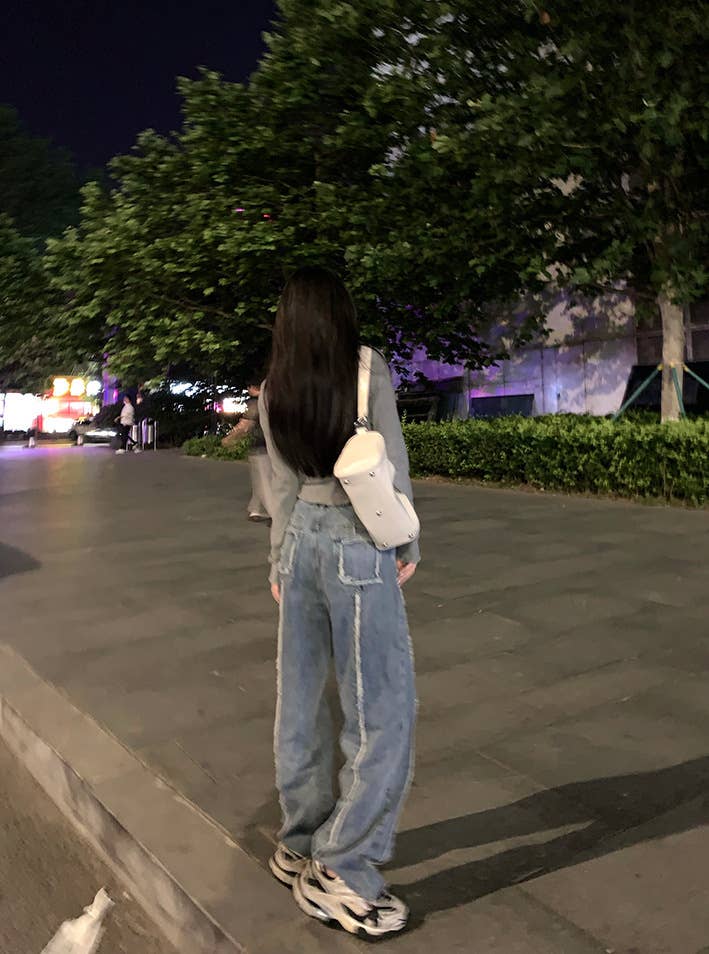 Body-hugging long-sleeved solid-color T-shirt