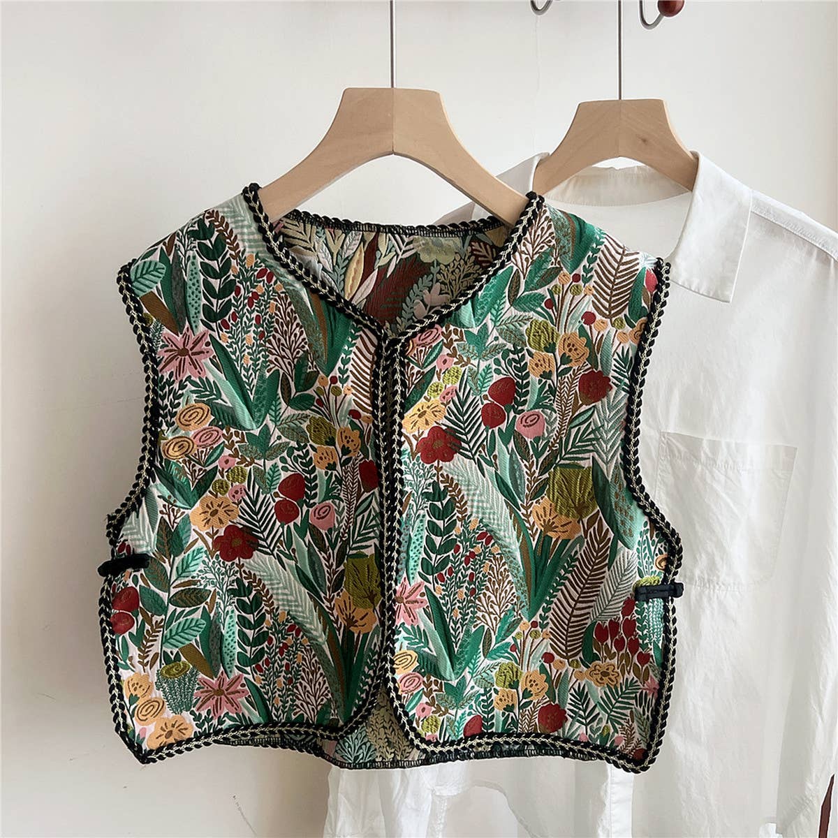 CWOV0642_ETHNIC STYLE EMBROIDERED NECK PROTECTION VEST