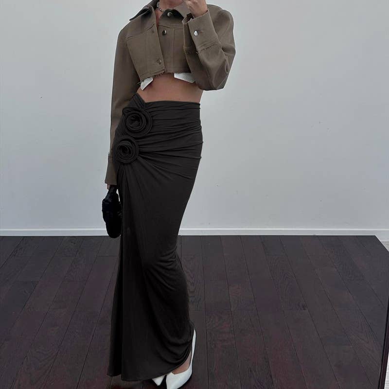 A French-style slit and pleated long skirt