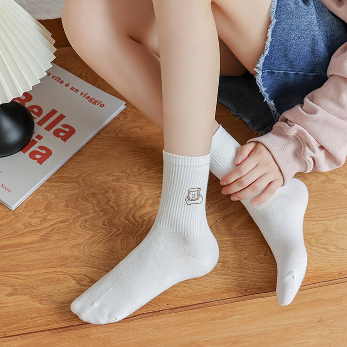 CWMS2517_WHITE NEW EMBROIDERED SIMPLE MIDDLE SOCKS