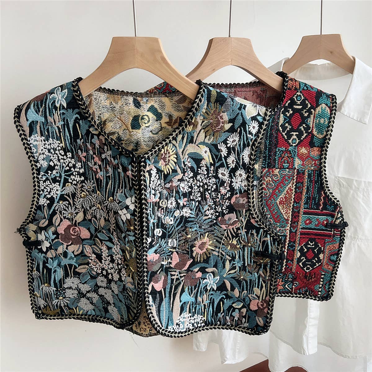 CWOV0642_ETHNIC STYLE EMBROIDERED NECK PROTECTION VEST