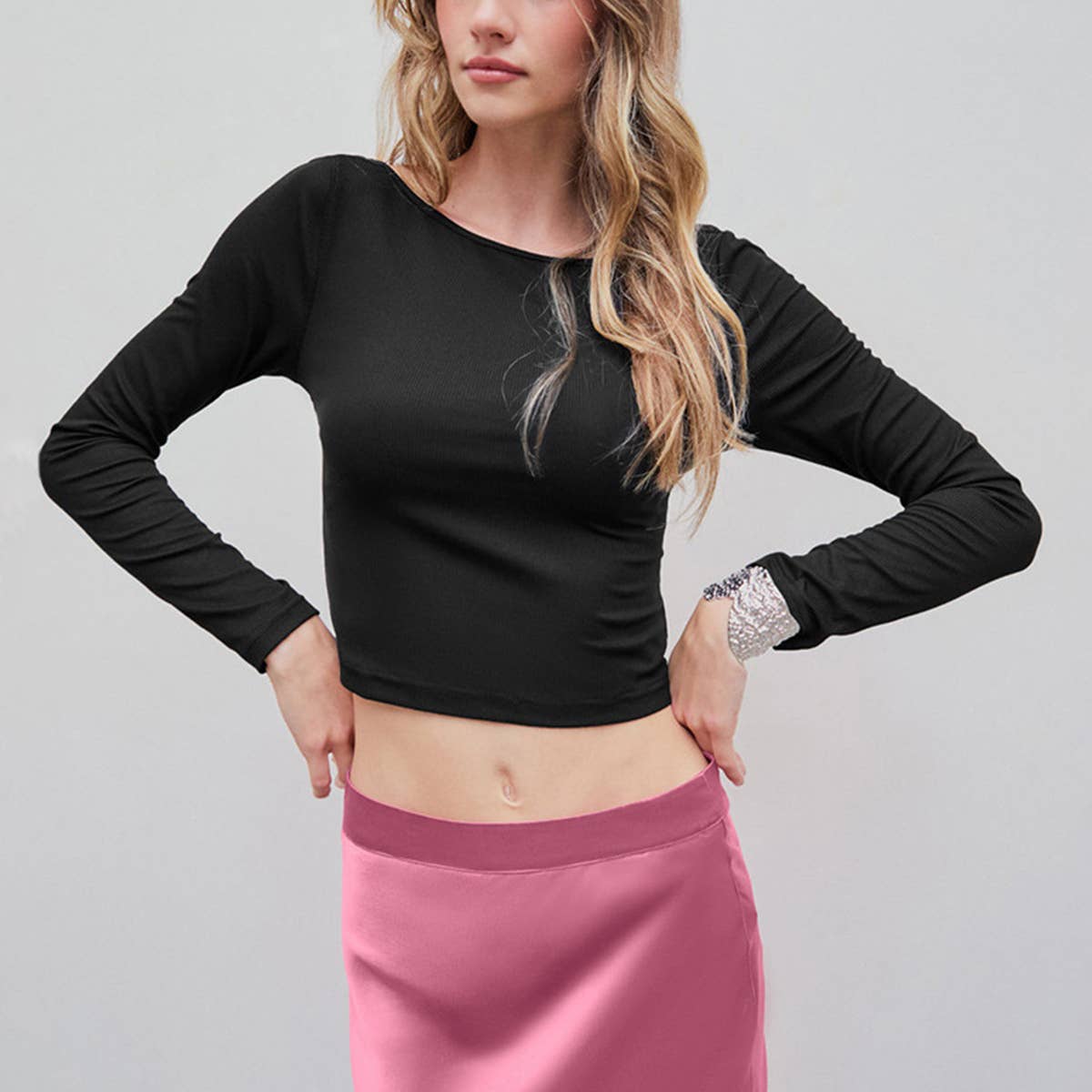 BACKLESS DESIGN SHORT SLIM-FIT BASE TOP