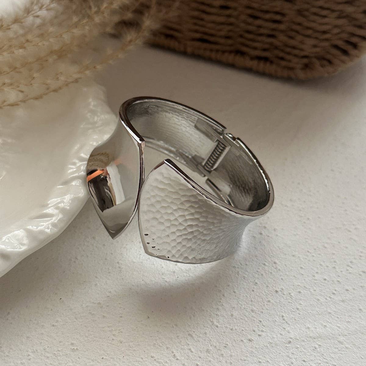 IRREGULAR HIGH-END OPEN NICHE METAL BRACELET
