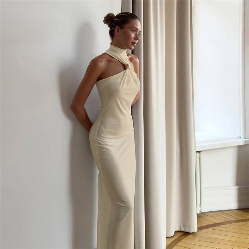 A body-hugging neck-hanging solid-color dress