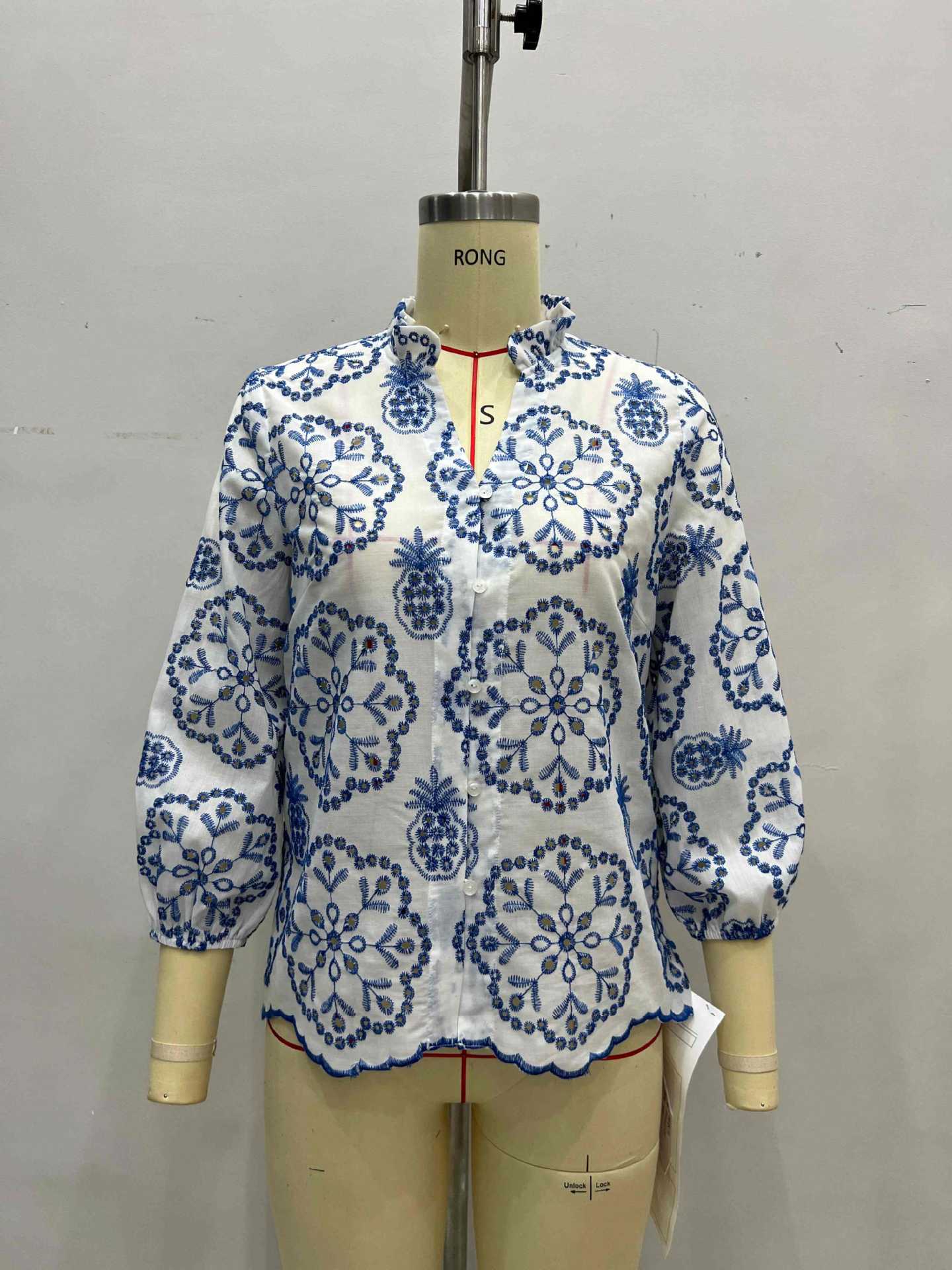 Blue and white patterned stand-up collar shirt
