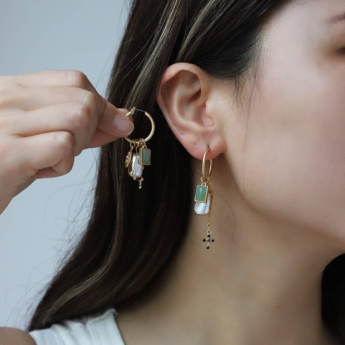 FASHIONABLE PEARL GOLD-RIMMED ZINC ALLOY EARRINGS
