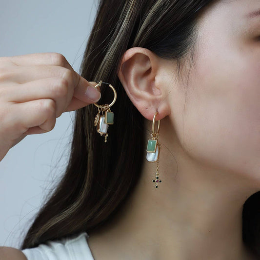 FASHIONABLE PEARL GOLD-RIMMED ZINC ALLOY EARRINGS