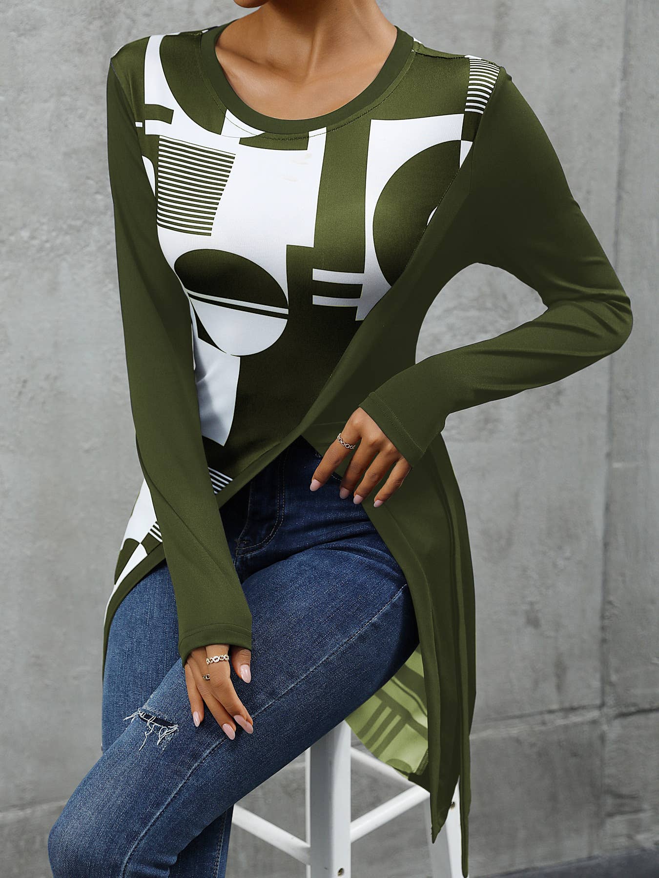 ELEGANT GEOMETRIC PRINT SLIM SLIT T-SHIRT