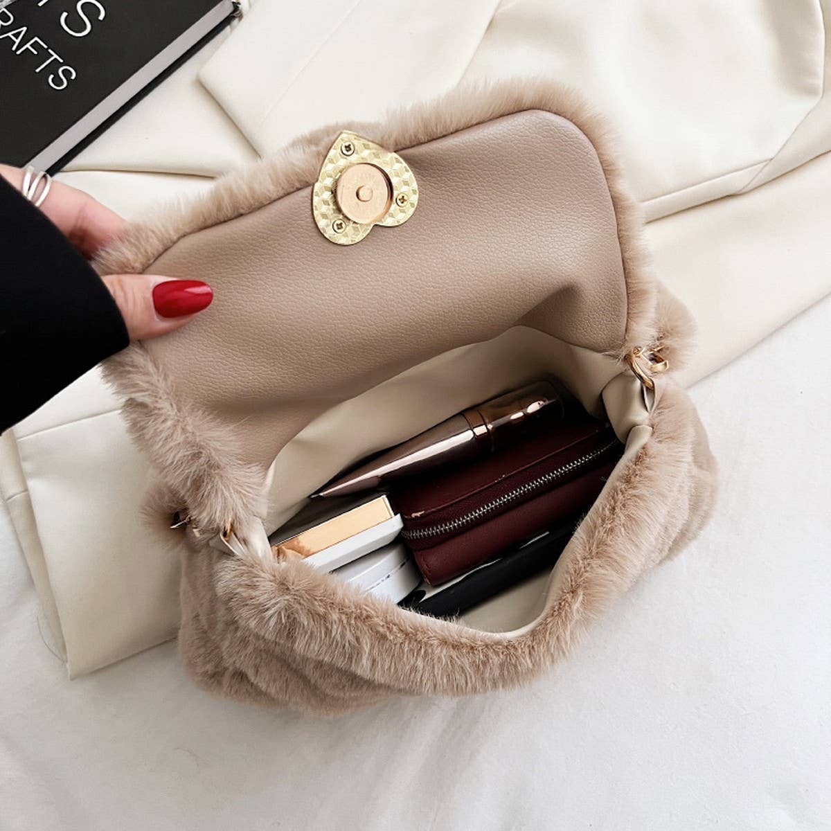 WINTER PEARL CHAIN HAND TOTE SHOULDER PLUSH BAG_CWAB3988