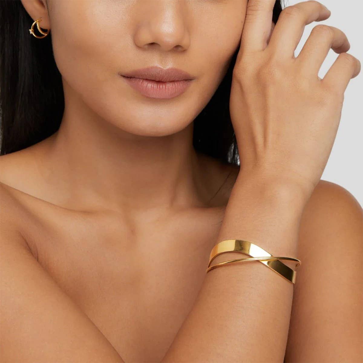 Chic 18K Gold Open Bangle with Cross Design_CWAJE4663