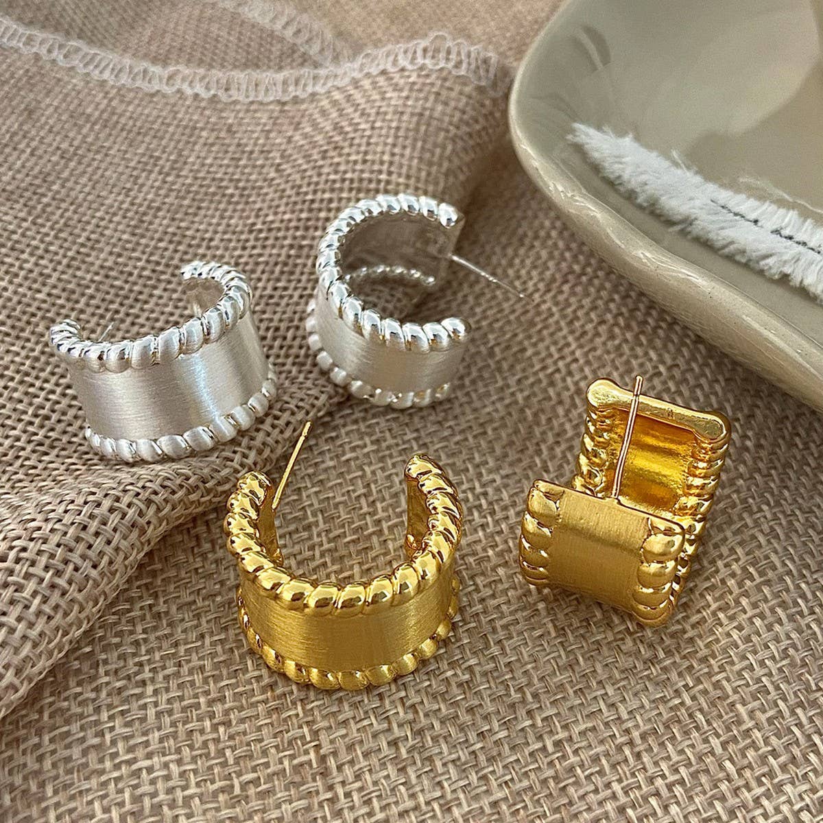 TEMPERAMENTAL AND FASHIONABLE SEMI-ARC EARRINGS