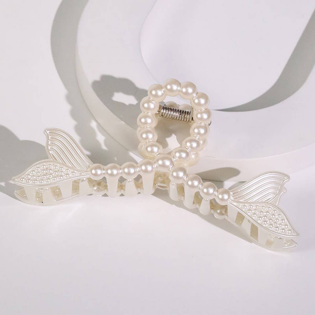 Chic Pearl Heart Claw Clip ? Minimalist Hair Grip