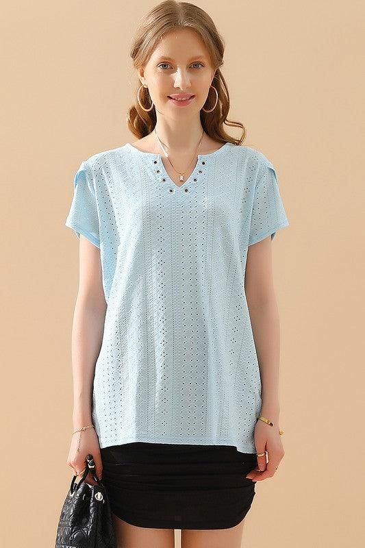BUCKLED V NECK PUNCHING LACE TULIP SLEEVE TEE - Doublju