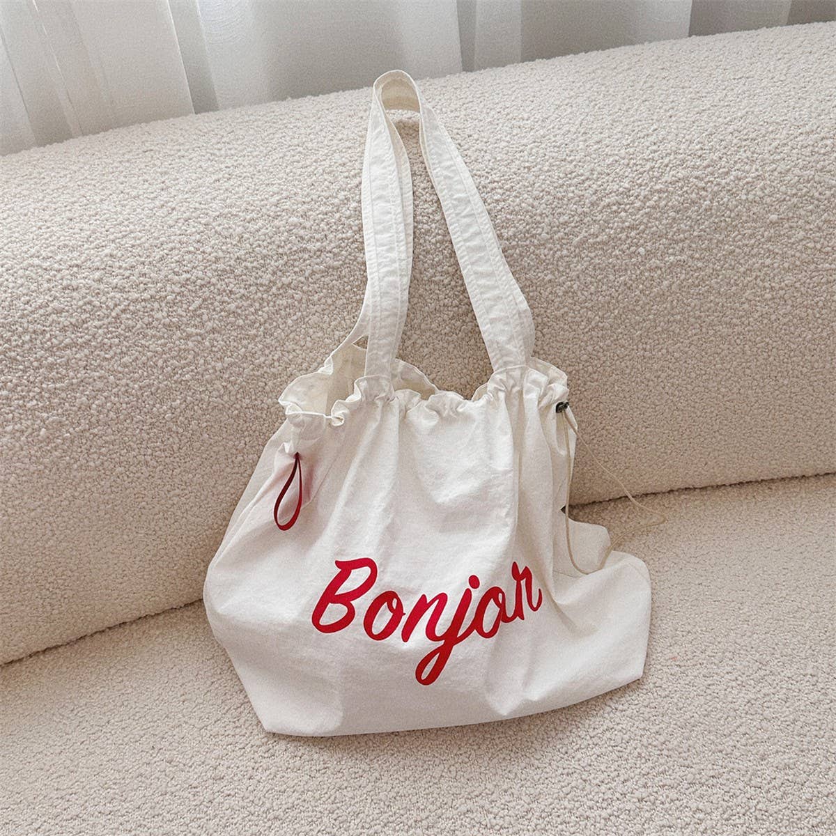 CWAB3903_LETTERING PRINT DRAWSTRING SHOULDER BAG