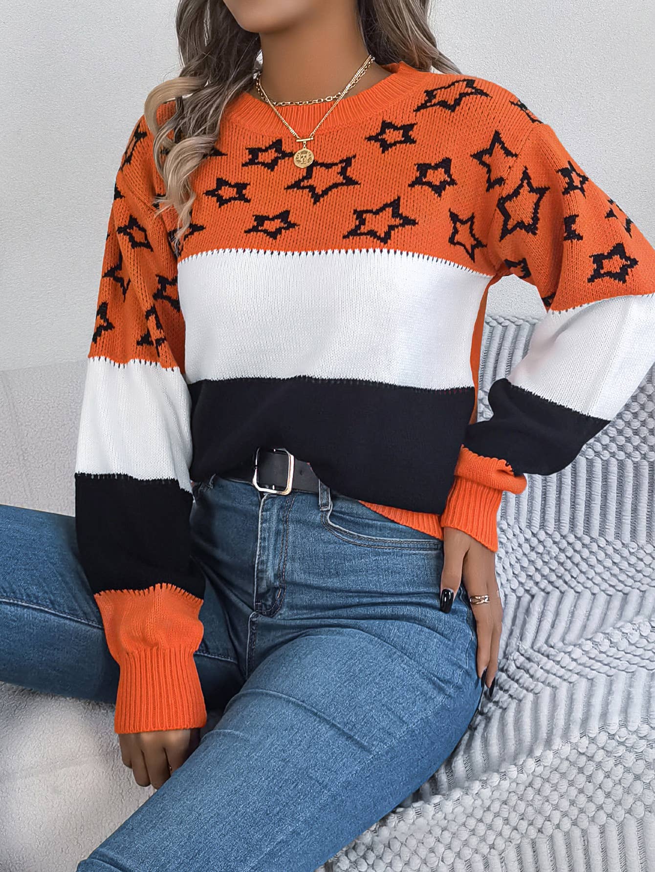 COLOR MATCHING STAR CUTOUT PULLOVER