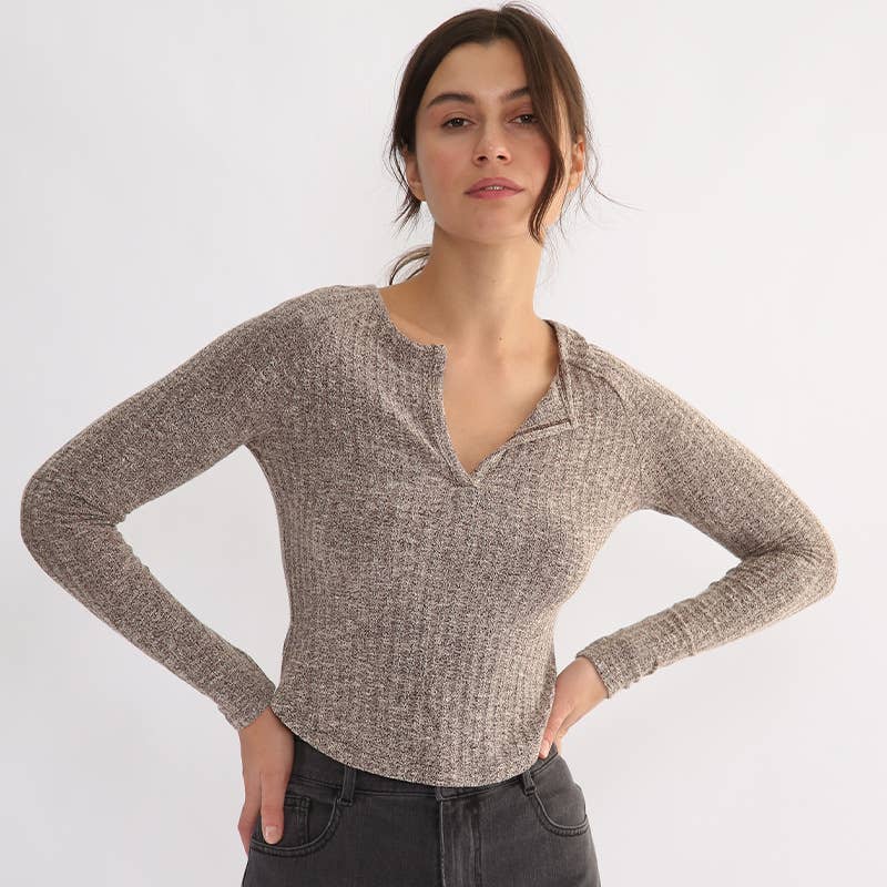Form-fitting and versatile knitted sweater