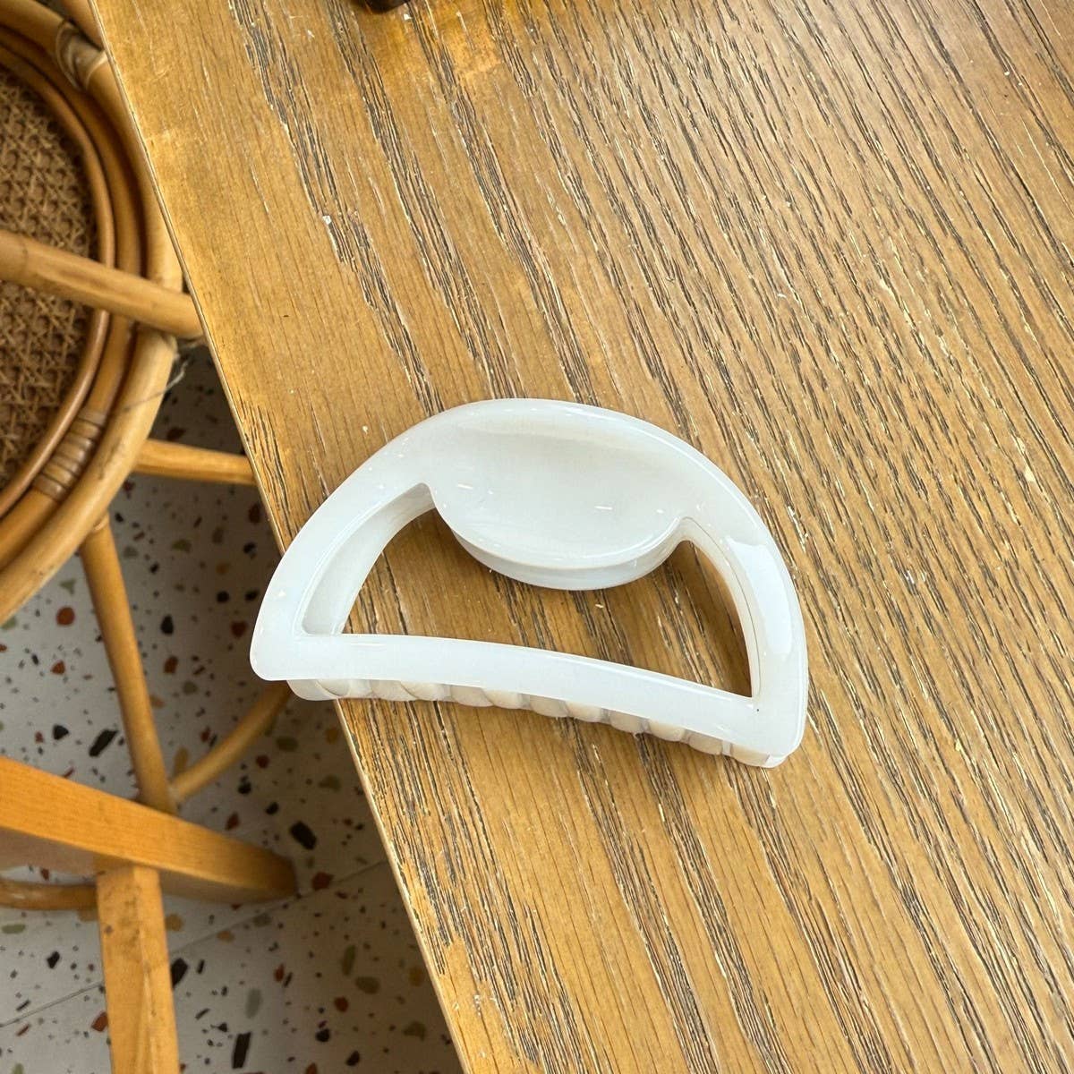 CWAHA4553_BUTTERFLY BUCKLE 7CM HOLLOW SEMICIRCLE HAIRPIN