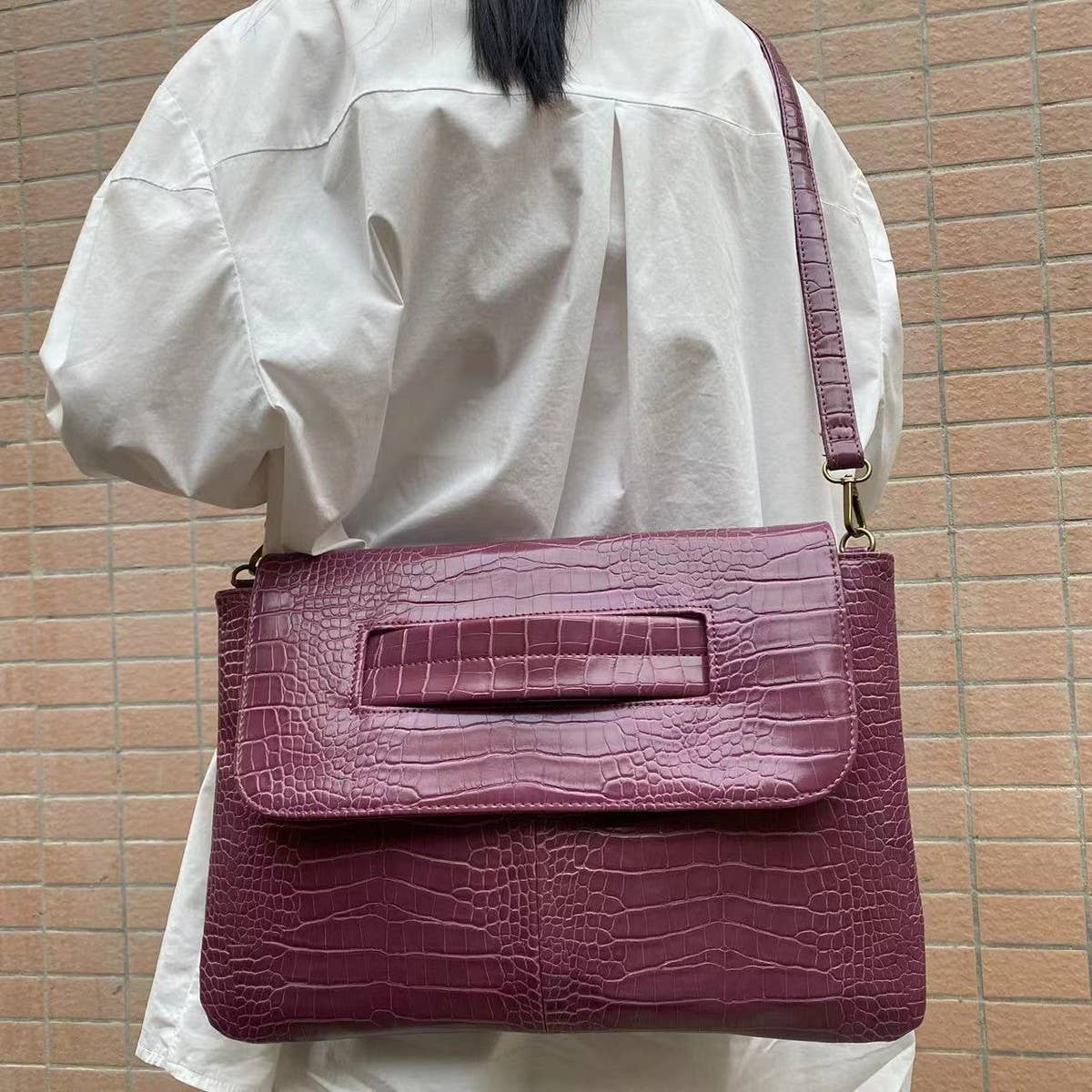 FASHIONABLE AND VERSATILE BLACK HAND BAGS_CWAB2603