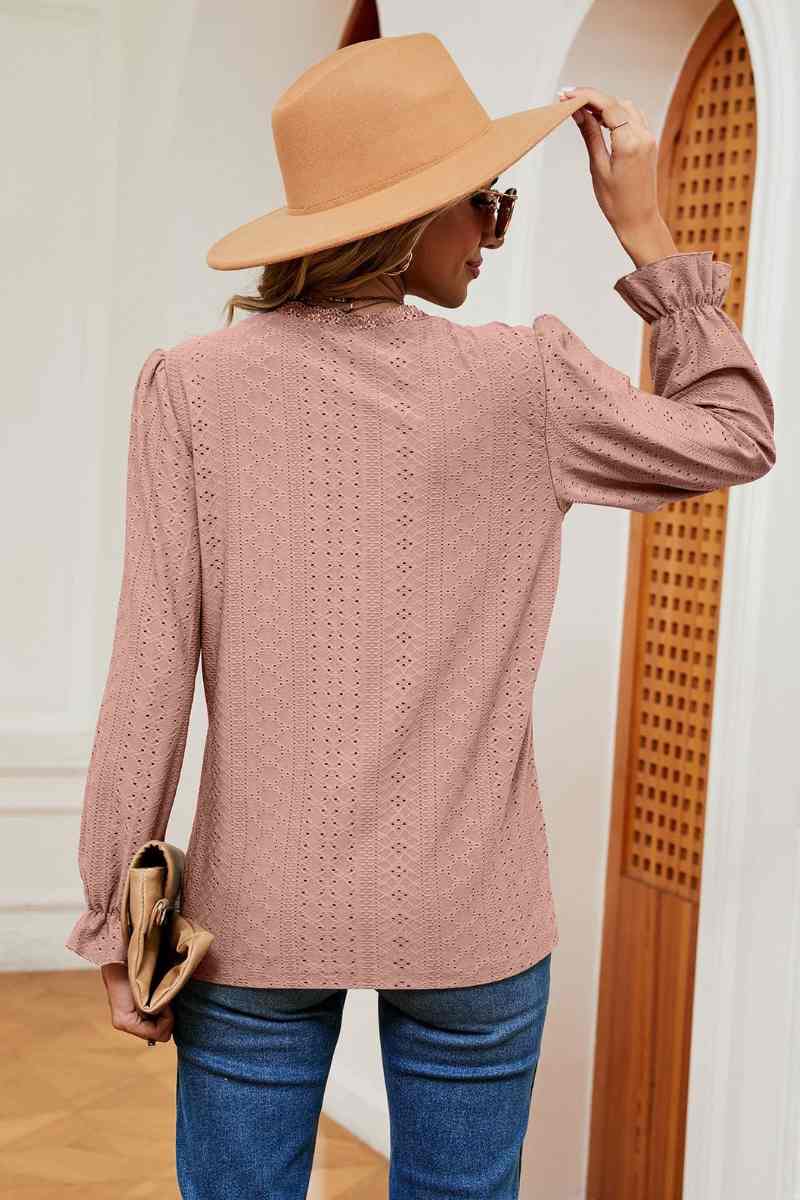 CWTBLL2841_COMMUTER LACE V-NECK LONG-SLEEVED TOP