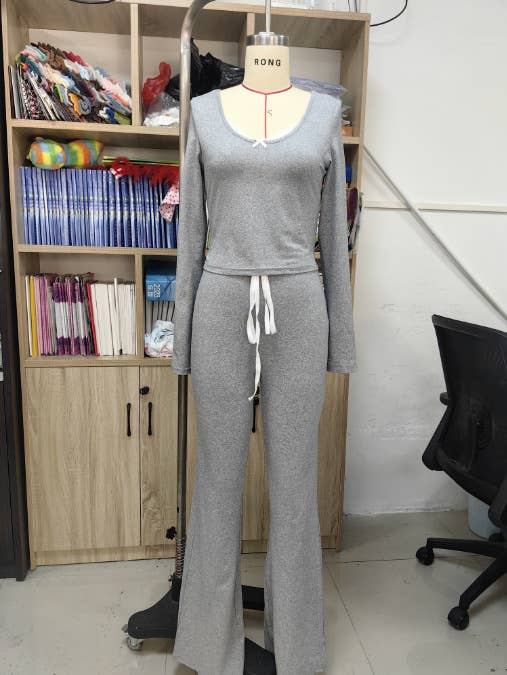 A form-fitting square-neck knitted casual suit