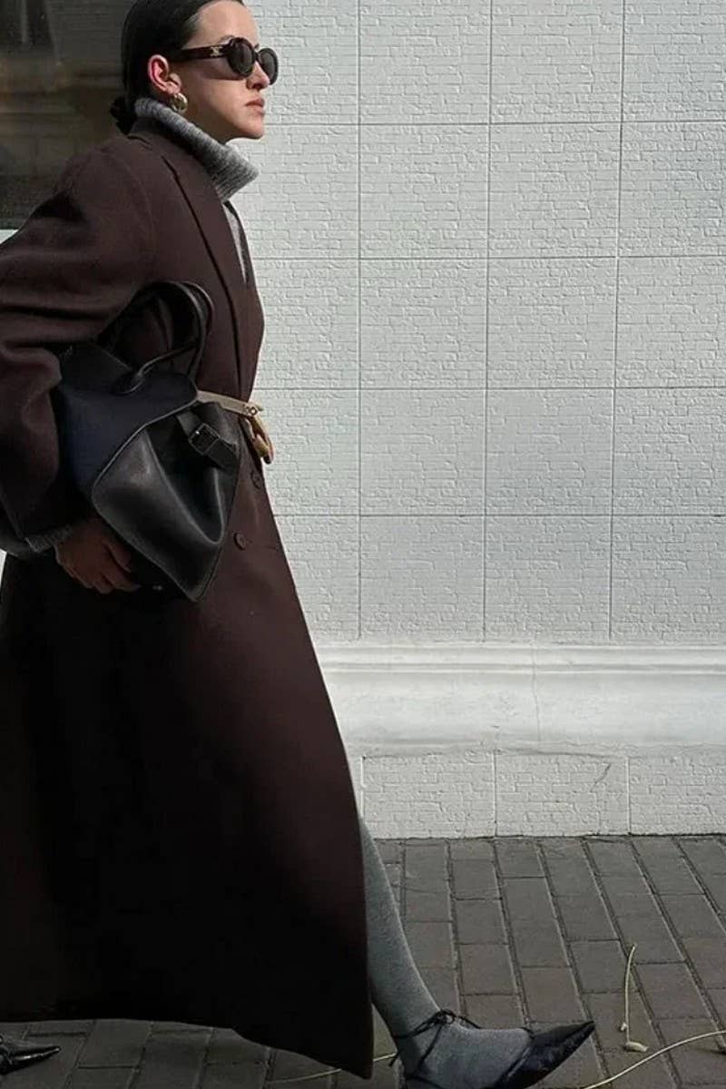 CWOCO1071_DOUBLE-BREASTED COAT WITH PADDED SHOULDERS