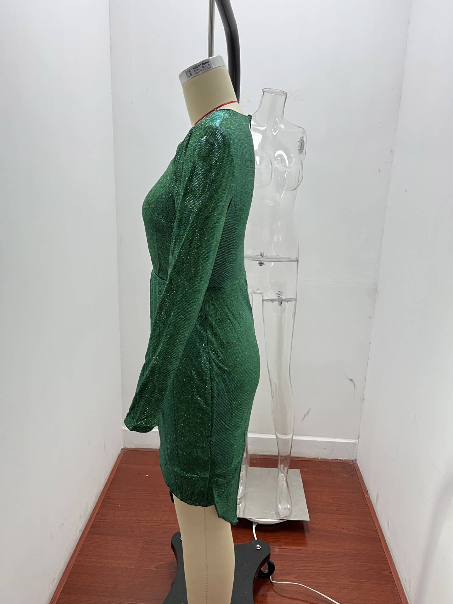 A gilded long-sleeved V-neck shiny evening dress