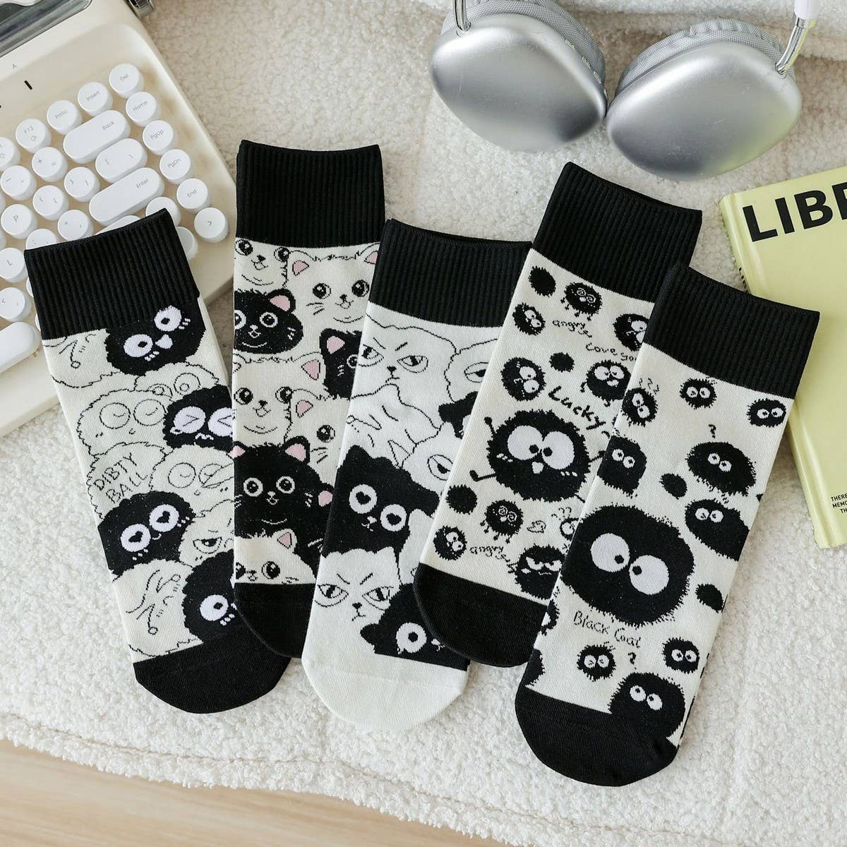 CARTOON BEAR CHECKERBOARD MIDDLE TUBE SOCKS_CWMS1389