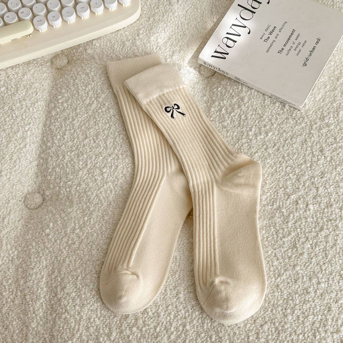 SIMPLE EMBROIDERED BOW SOCKS_CWMS0914