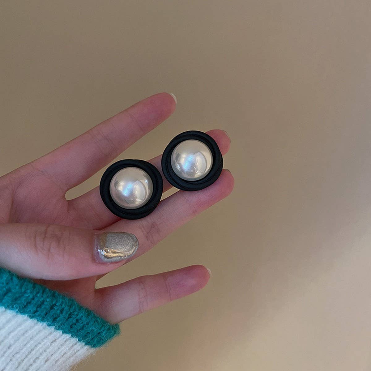 RETRO HONG KONG STYLE BLACK FRENCH EARRINGS_CWAJE2473