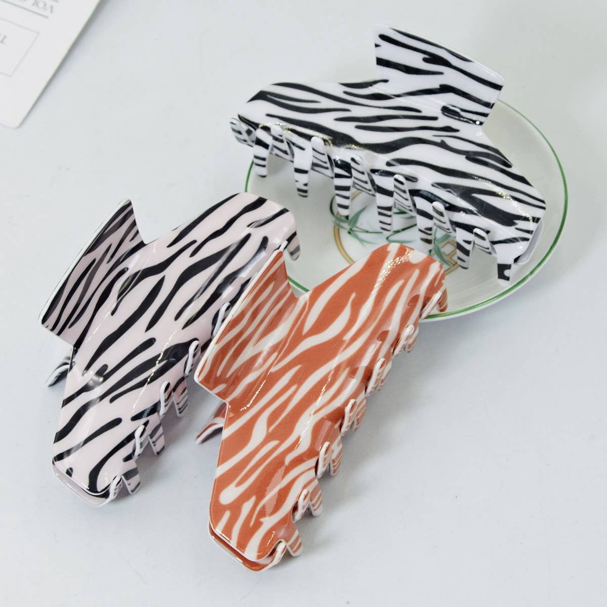 CWAHA1396_PERSONALITY TEXTURE LARGE HAIR CLAW CLIP