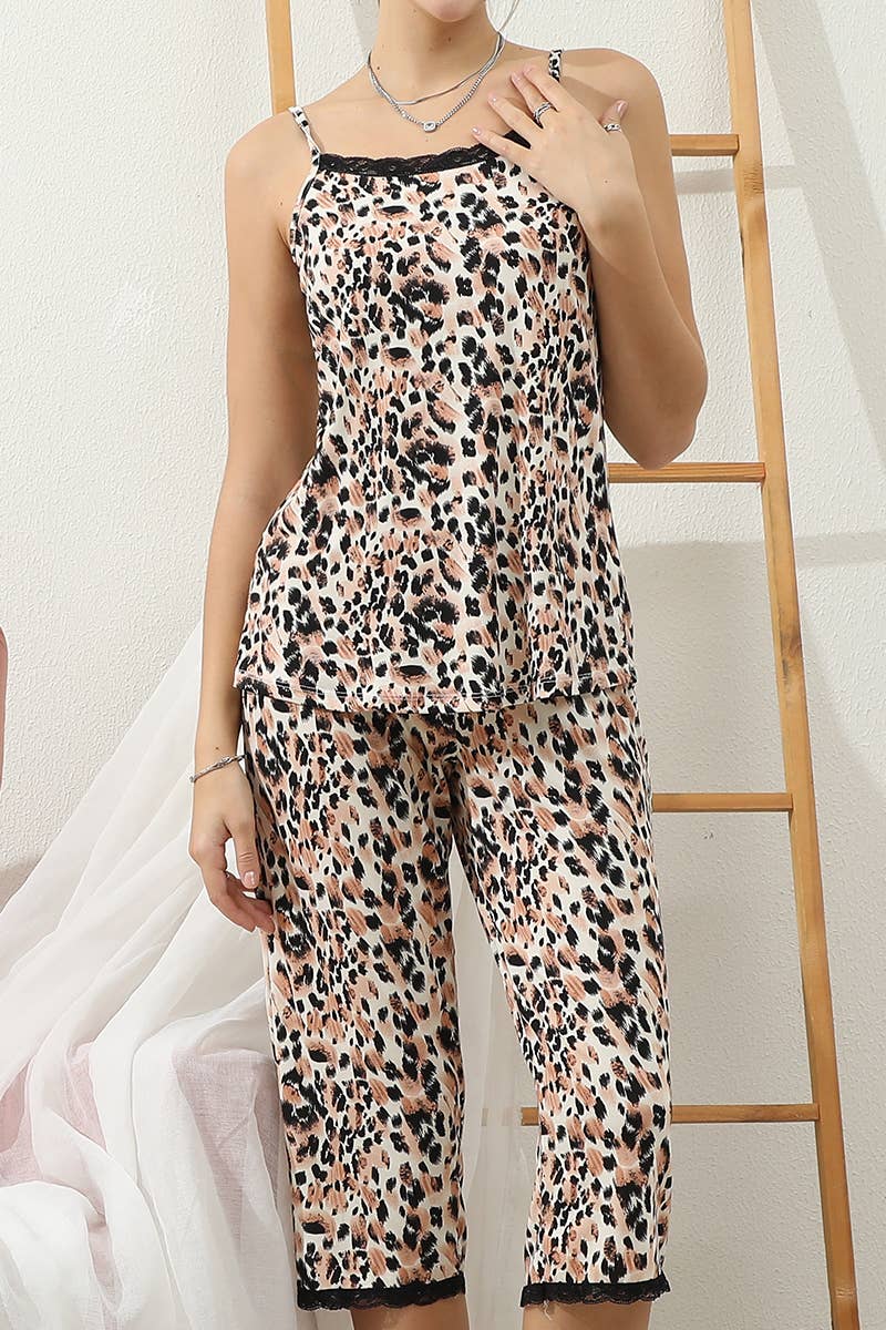 CWSPJ037_LACE DETAILED TOP AND CAPRI PANTS SET