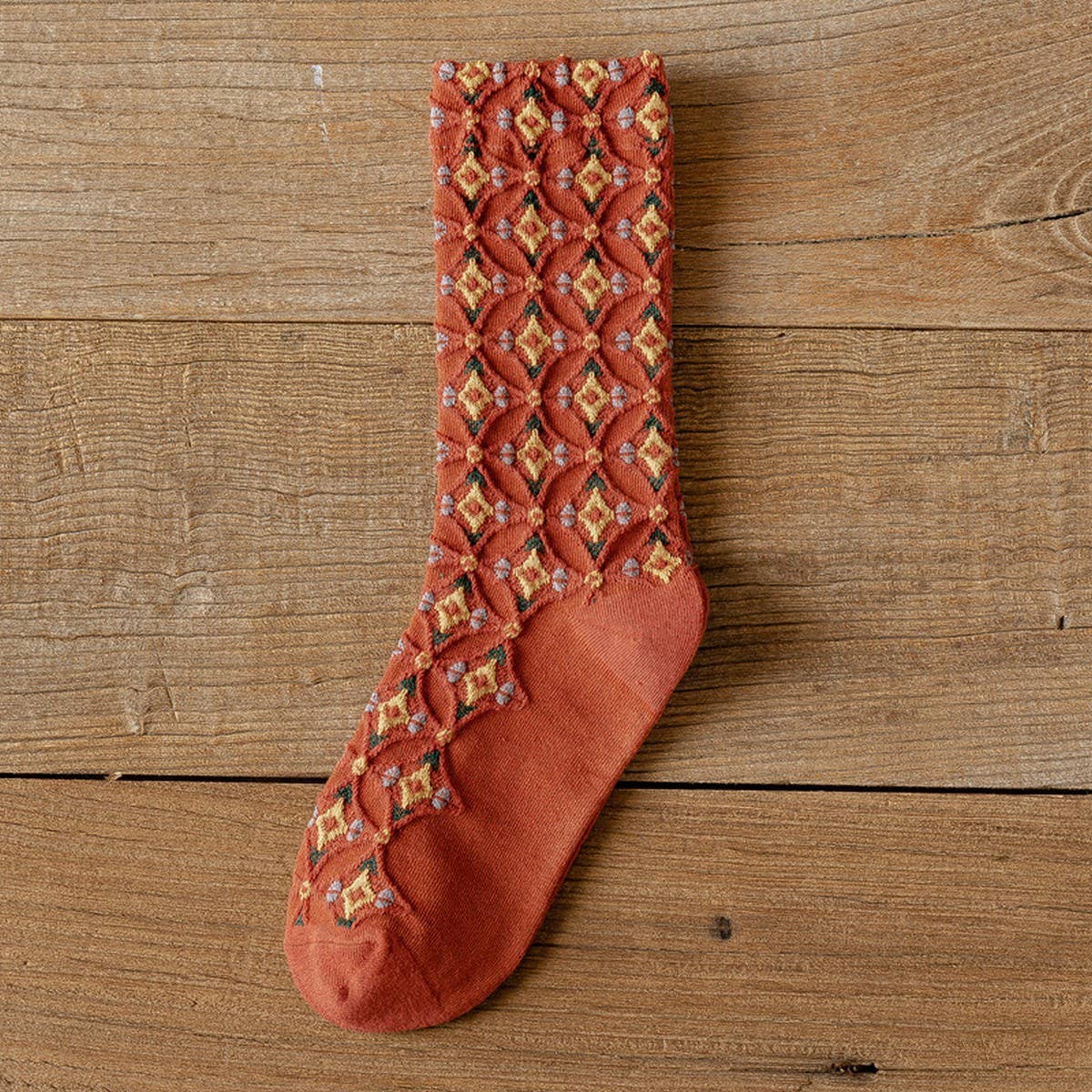 NEW DIAMOND-PATTERNED WHITE TRIM MID-TUBE SOCKS