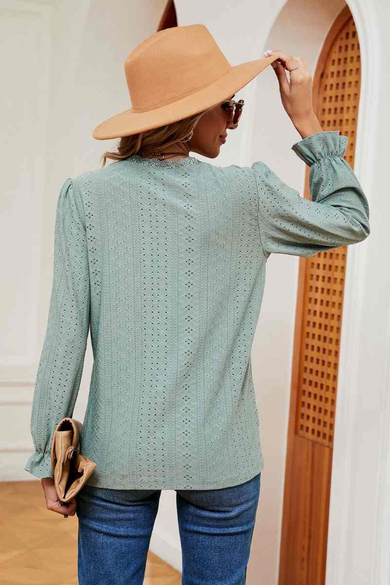 CWTBLL2841_COMMUTER LACE V-NECK LONG-SLEEVED TOP