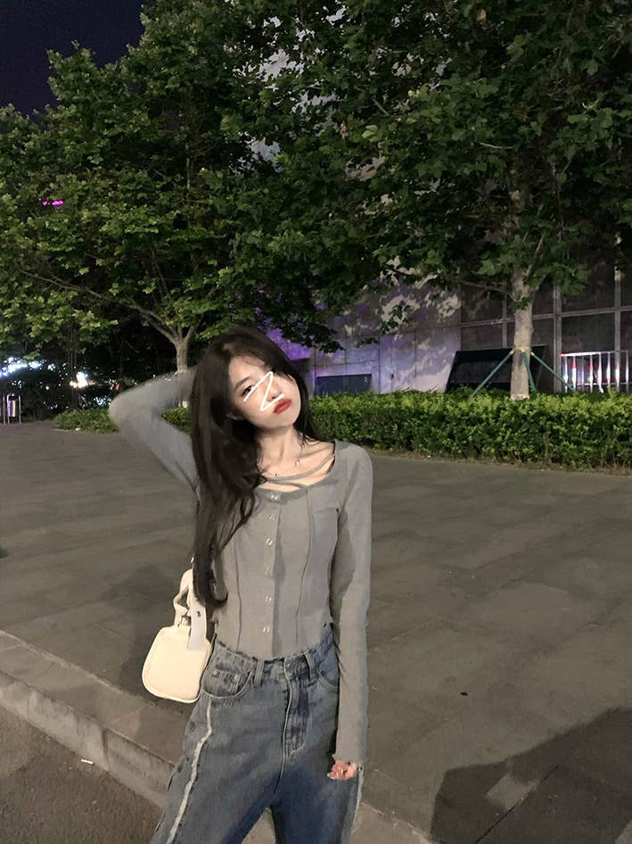 Body-hugging long-sleeved solid-color T-shirt