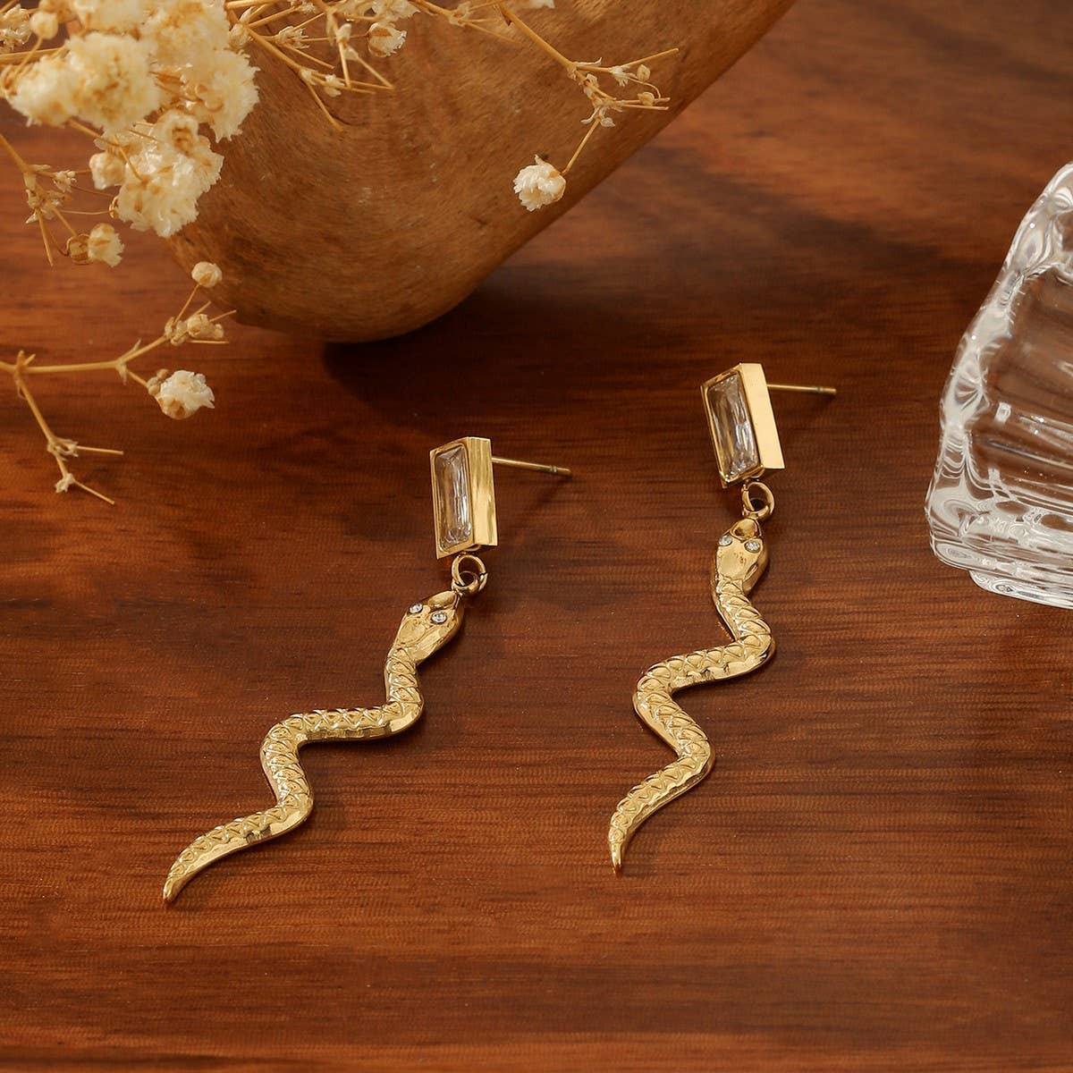 18K GOLD SNAKE-SHAPED EARRINGS WITH DIAMONDS_CWMM3650