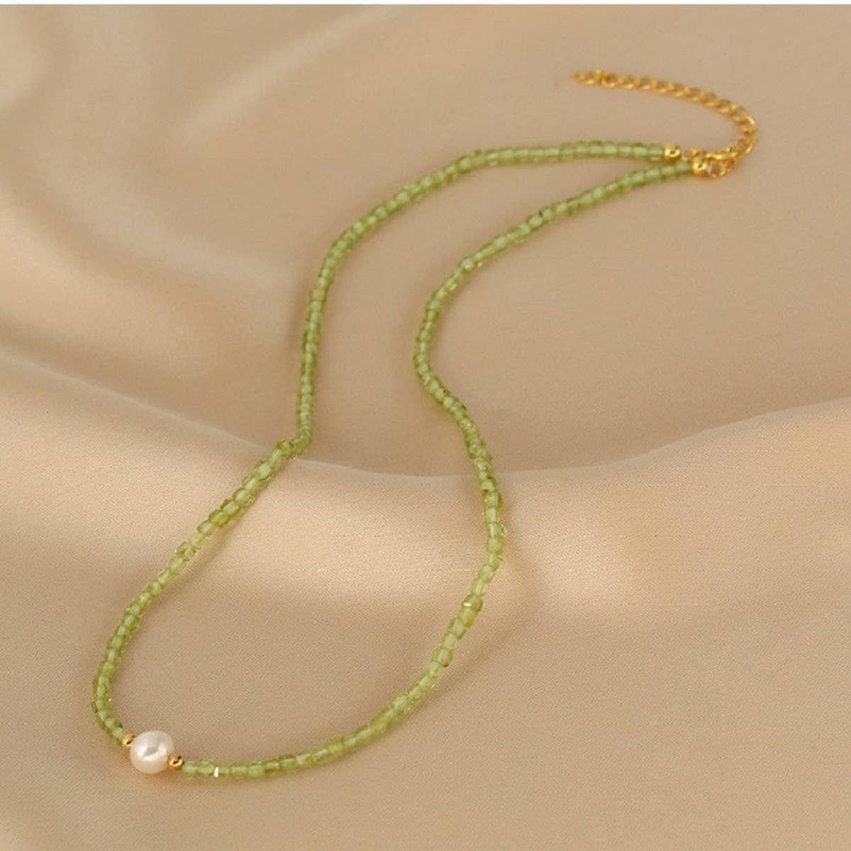 Pearls stacked on double-layer collarbone chain
