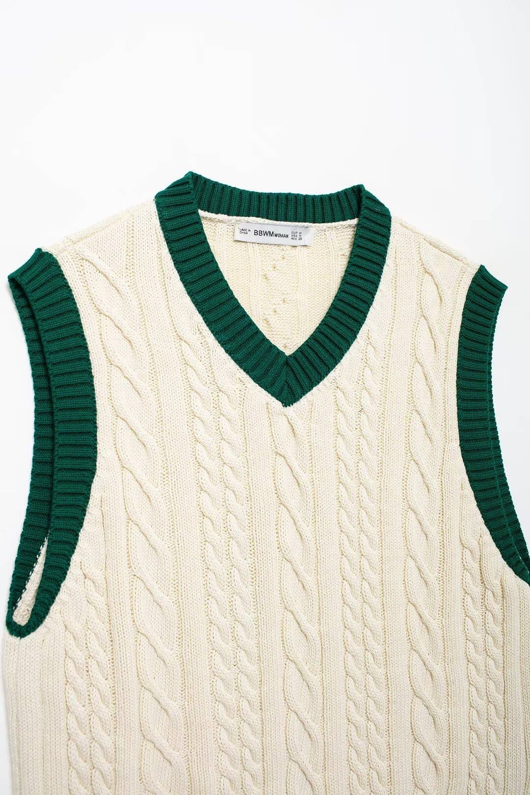 Contrasting color fashion with cable pattern vest