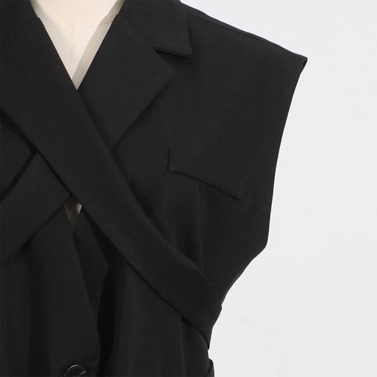 Stylish Sleeveless Blazer with Belt and Lapels_CWOCO1219