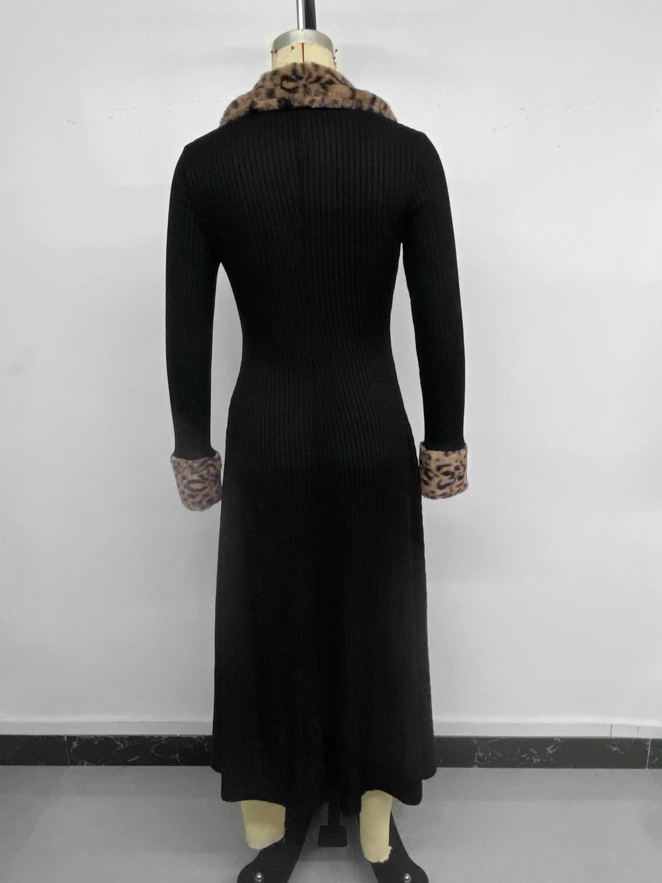 Elegant form-fitting V-neck leopard print dress