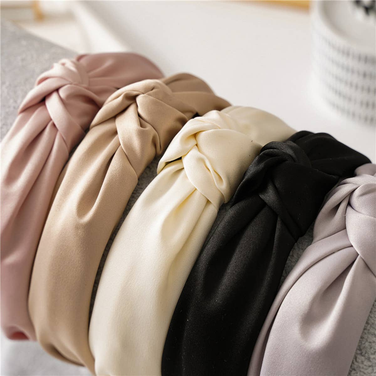 RETRO SATIN KNOTTED HEADBAND_CWAHA0833