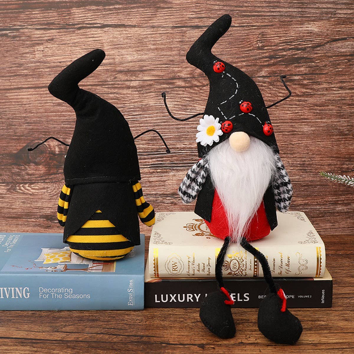 CWMM9479_BEE DAY BLACK HAT RUDOLPH DOLL ORNAMENT