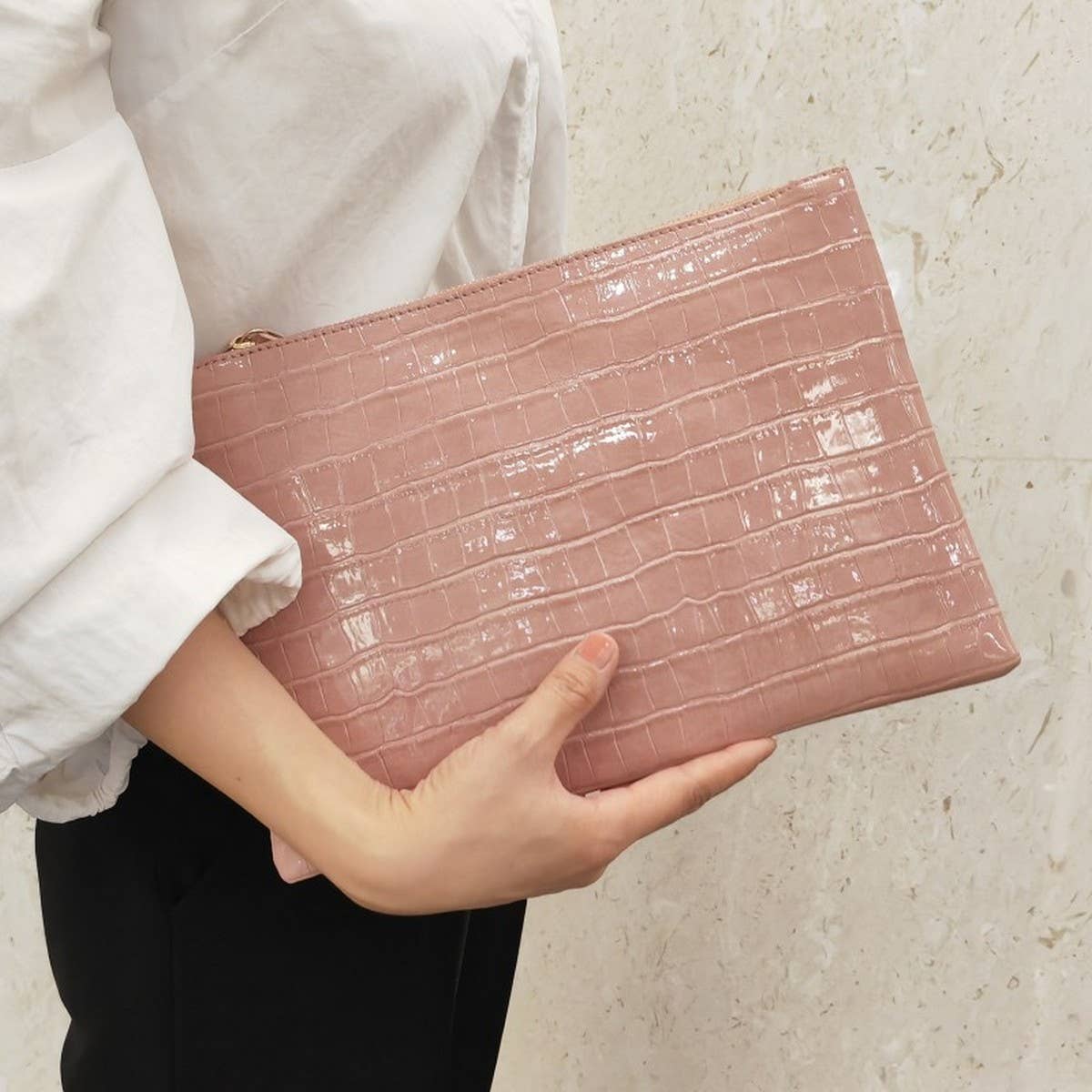 CROCODILE PATTERN GLOSSY HANDBAG_CWAB1379