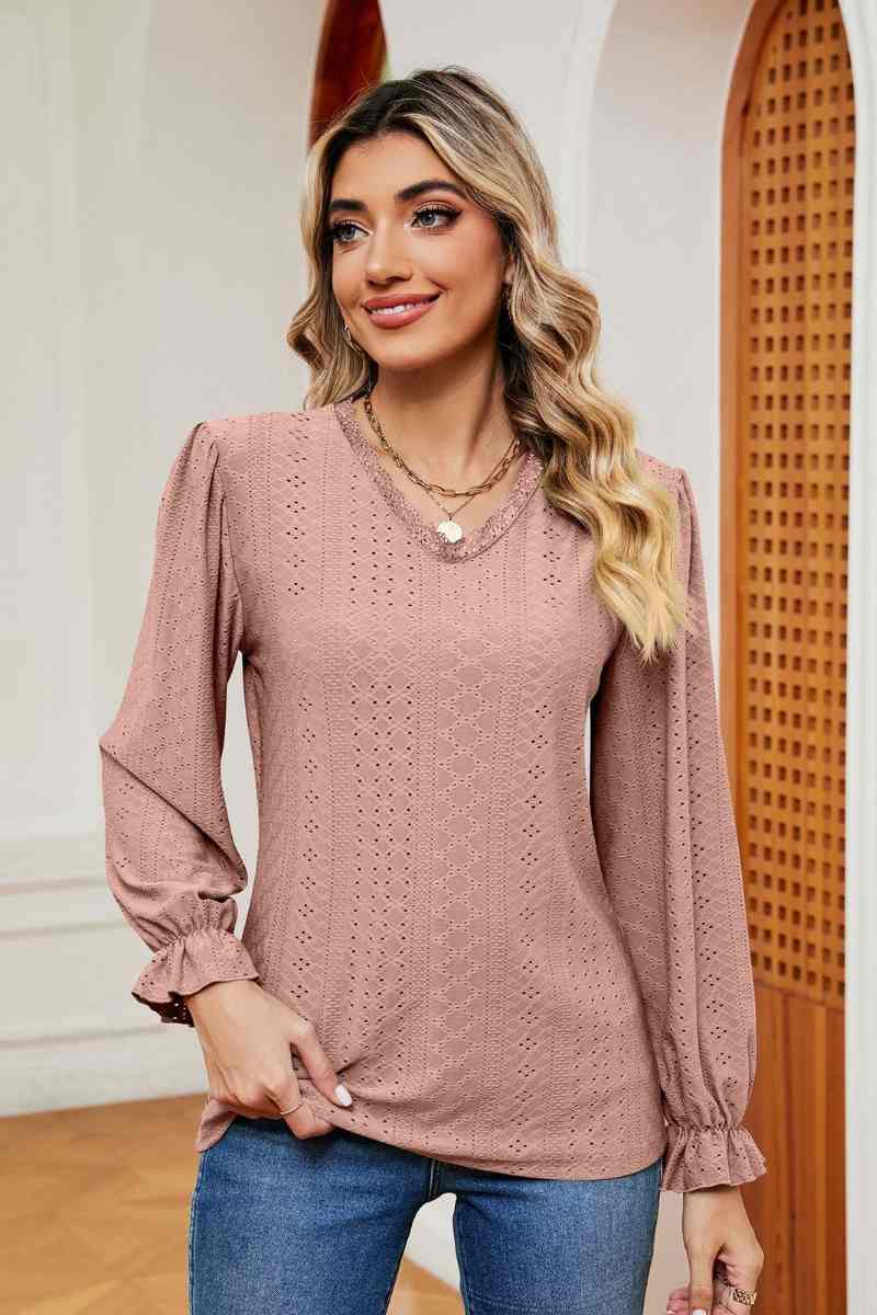 CWTBLL2841_COMMUTER LACE V-NECK LONG-SLEEVED TOP