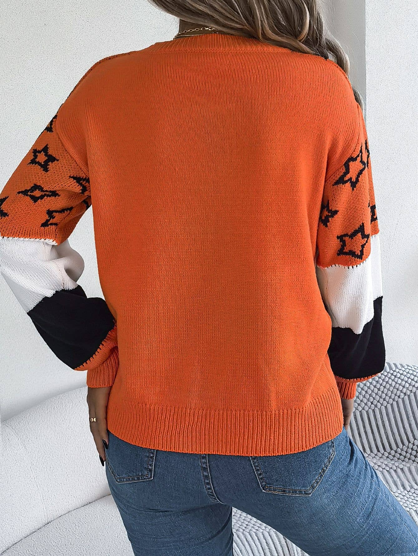 COLOR MATCHING STAR CUTOUT PULLOVER