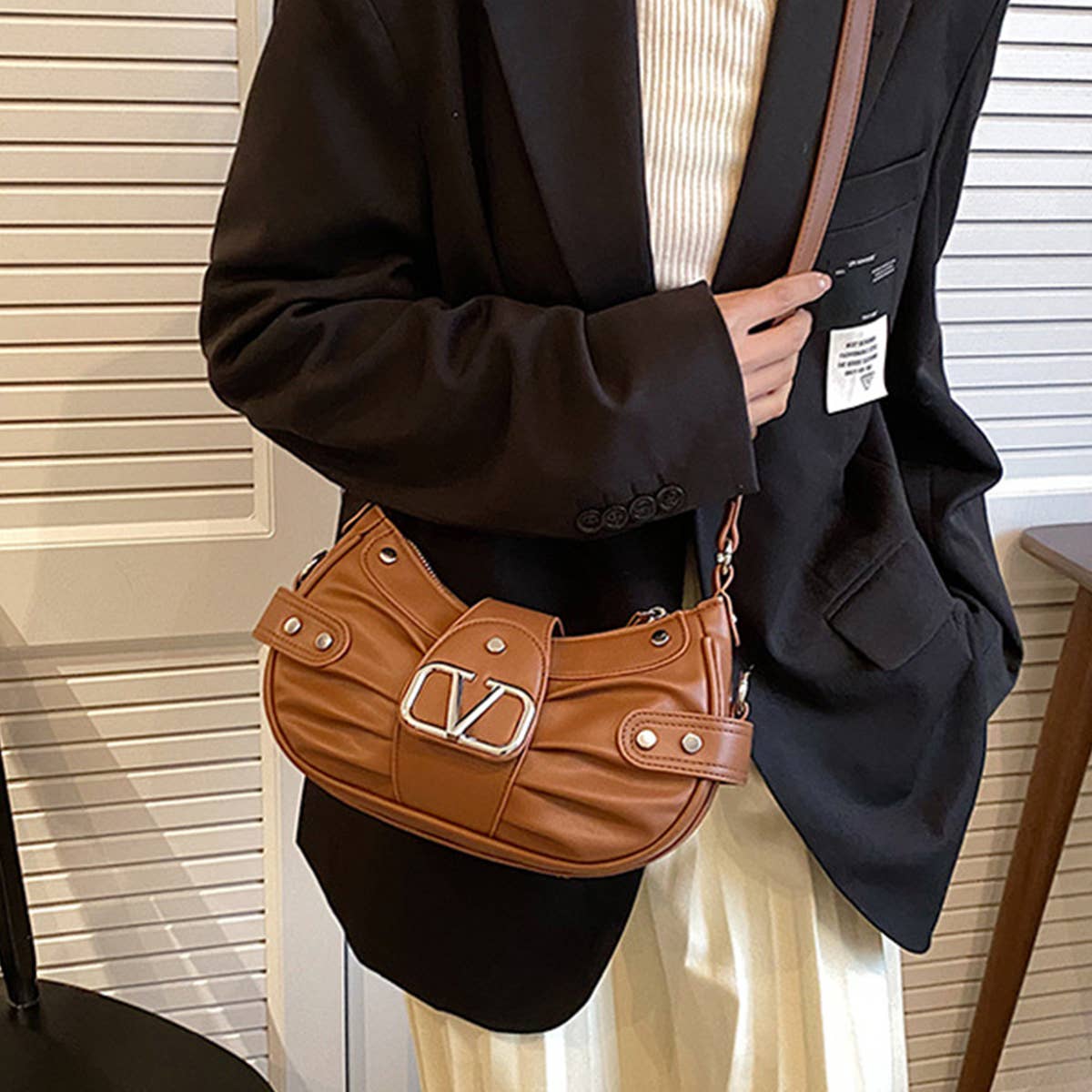 FASHIONABLE V PLEATED STUDDED SHOULDER BAG_CWAB1578
