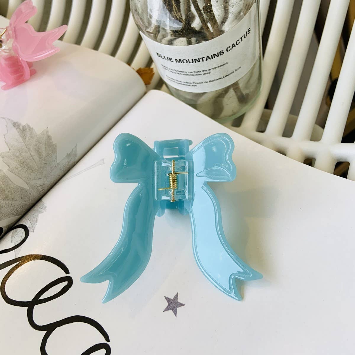 CWAHA1545_SOLID COLORED BOW STREAMERS HAIR CLAW CLIP