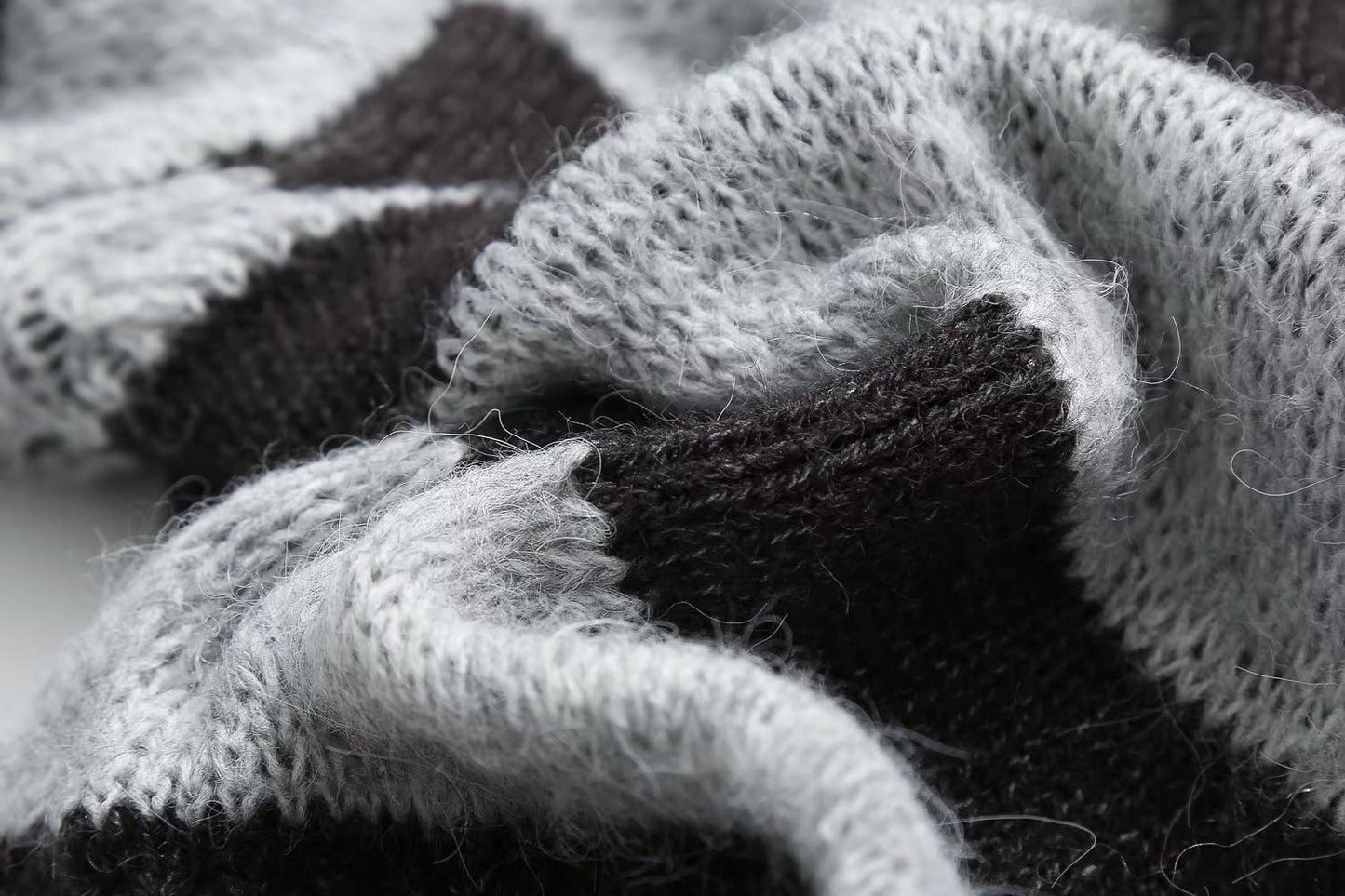 CREW-NECK COLOR-MATCHING SINGLE-BREASTED CARDIGAN