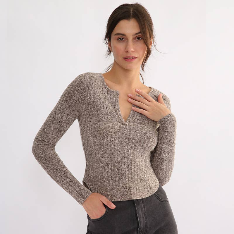 Form-fitting and versatile knitted sweater