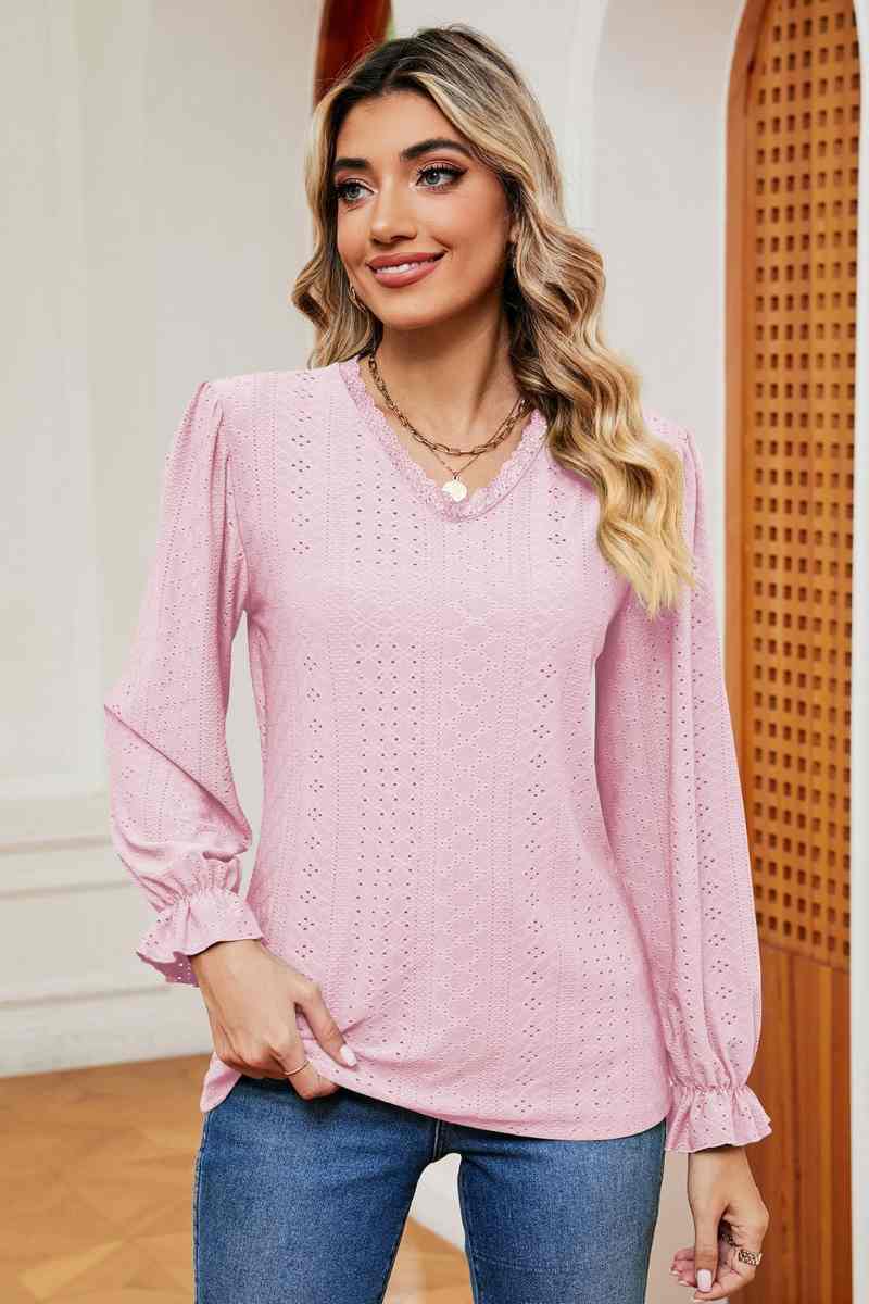 CWTBLL2841_COMMUTER LACE V-NECK LONG-SLEEVED TOP